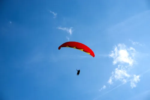Fallschirmspringer im Himmel