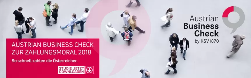 Menschen in Businesskleidung, die sich in einer offenen Büroumgebung unterhalten, mit Text 'Austrian Business Check zur Zahlungsmoral 2018' und Logo von Austrian Business Check