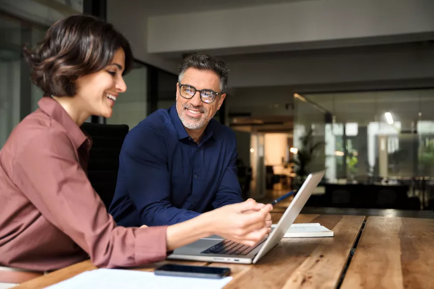 Frau und Mann mit Laptop