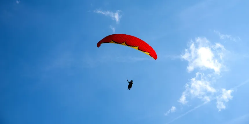 Fallschirmspringer im Himmel