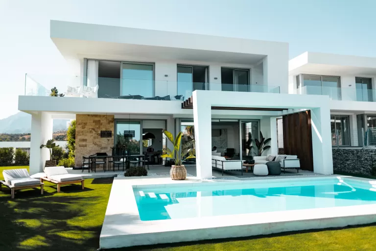 Ein modernes, weißes Haus mit Garten und Pool