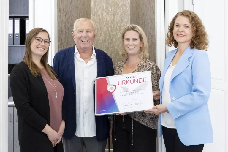 Verena Lichtenberger (links) und Barbara Mayerhofer (rechts) überreichen die Urkunde zum 31.000. KSV1870 Mitglied an Fritz Prochaska und Anja Hackl-Prochaska.