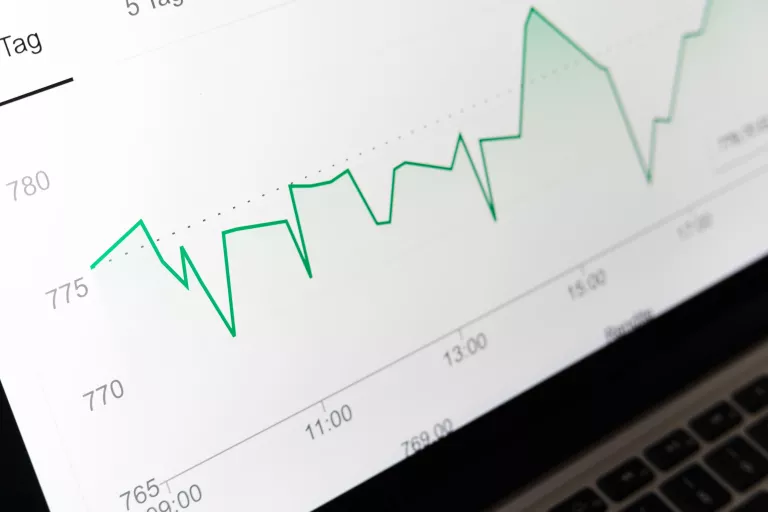 Aktienhandels-Chart von einem Laptop abfotografiert