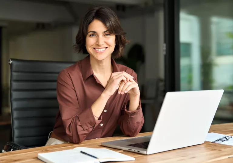 Frau mit Laptop