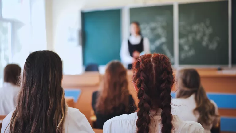 Kinder in Schulklasse