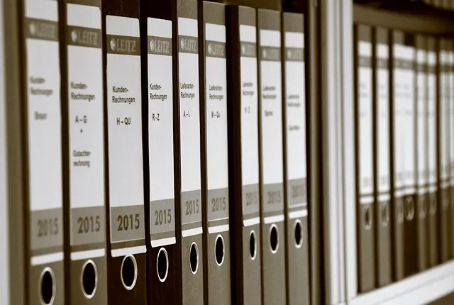 Mehrere Ordner mit der Aufschrift  "Rechnungen" alphabetisch und nach Jahren sortiert 