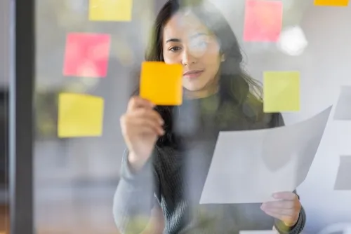 Frau mit vielen Post-its