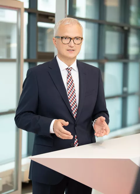 Portraitfoto von Ricardo-José Vybiral, CEO der KSV1870 Holding GmbH