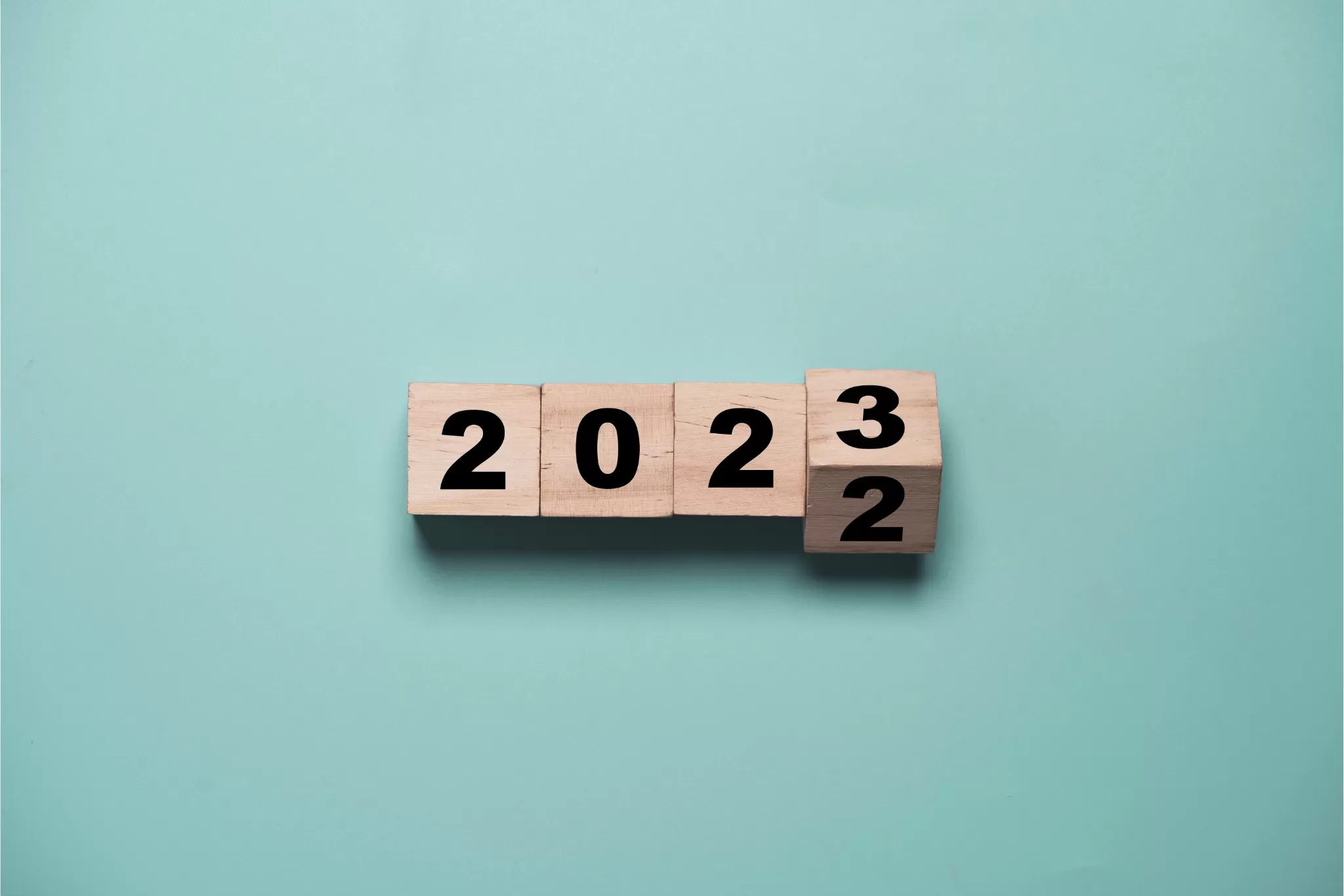 Vier Würfel mit den Zahlen 2023